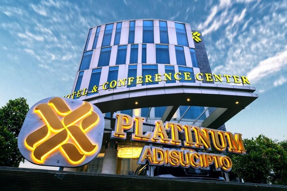 Platinum Adisucipto Hotel & Conference Center Kalasan Buitenkant foto