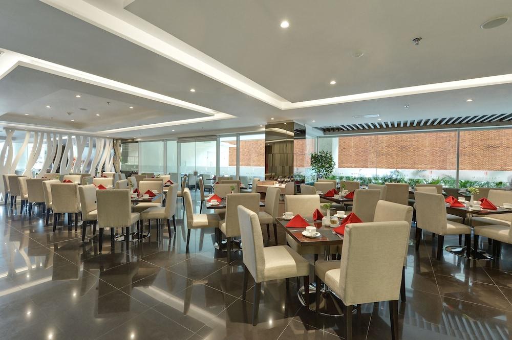 Platinum Adisucipto Hotel & Conference Center Kalasan Buitenkant foto