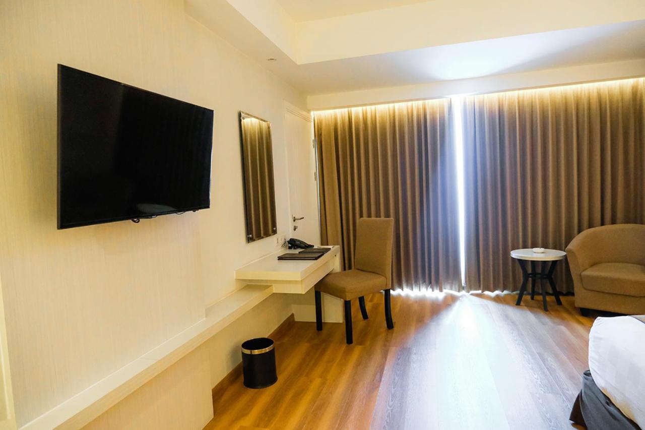 Platinum Adisucipto Hotel & Conference Center Kalasan Buitenkant foto
