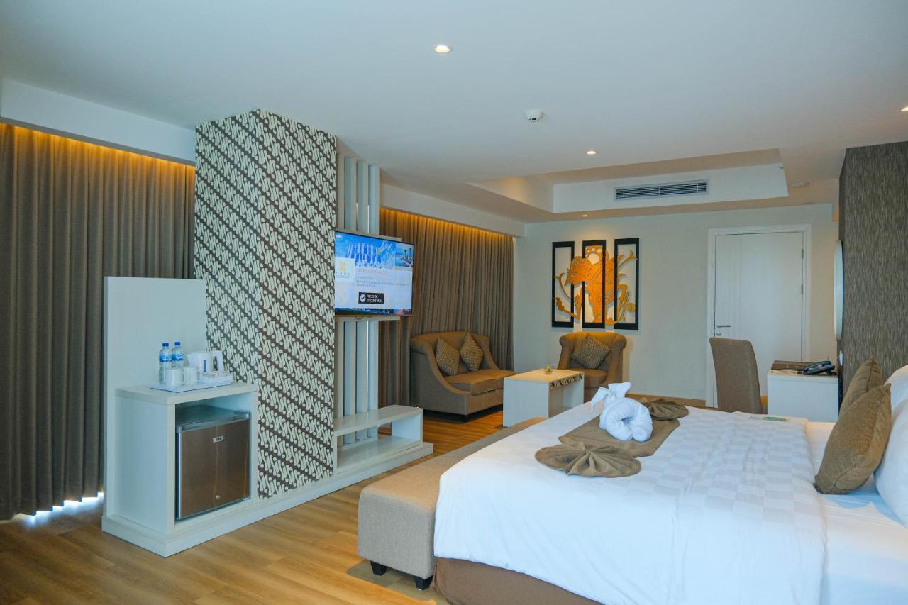 Platinum Adisucipto Hotel & Conference Center Kalasan Buitenkant foto