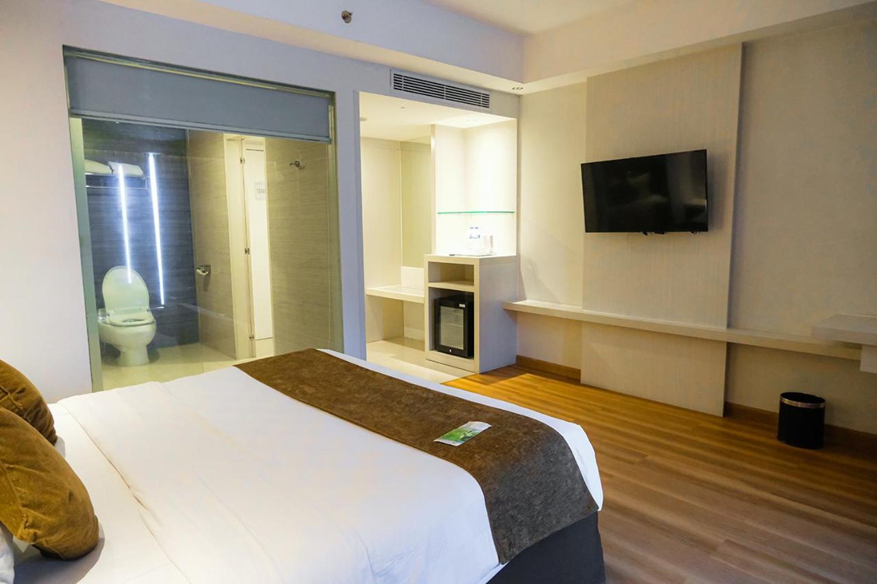 Platinum Adisucipto Hotel & Conference Center Kalasan Buitenkant foto