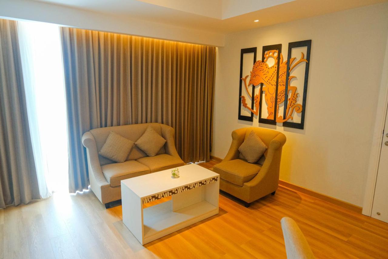 Platinum Adisucipto Hotel & Conference Center Kalasan Buitenkant foto