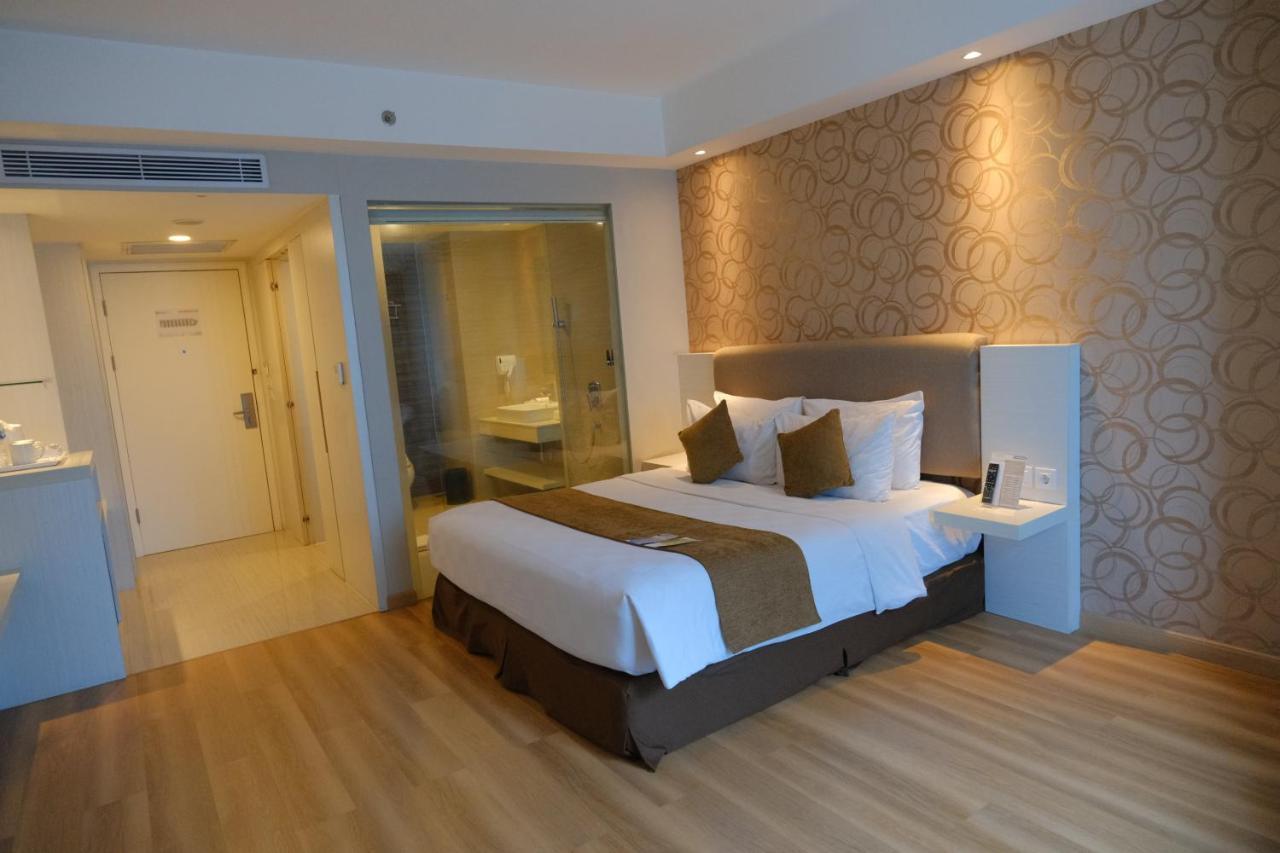 Platinum Adisucipto Hotel & Conference Center Kalasan Buitenkant foto