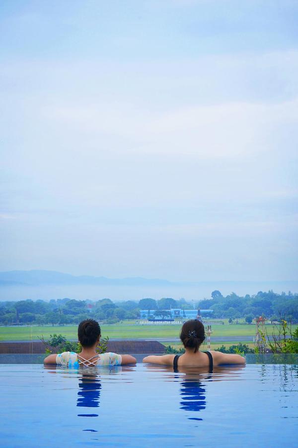 Platinum Adisucipto Hotel & Conference Center Kalasan Buitenkant foto