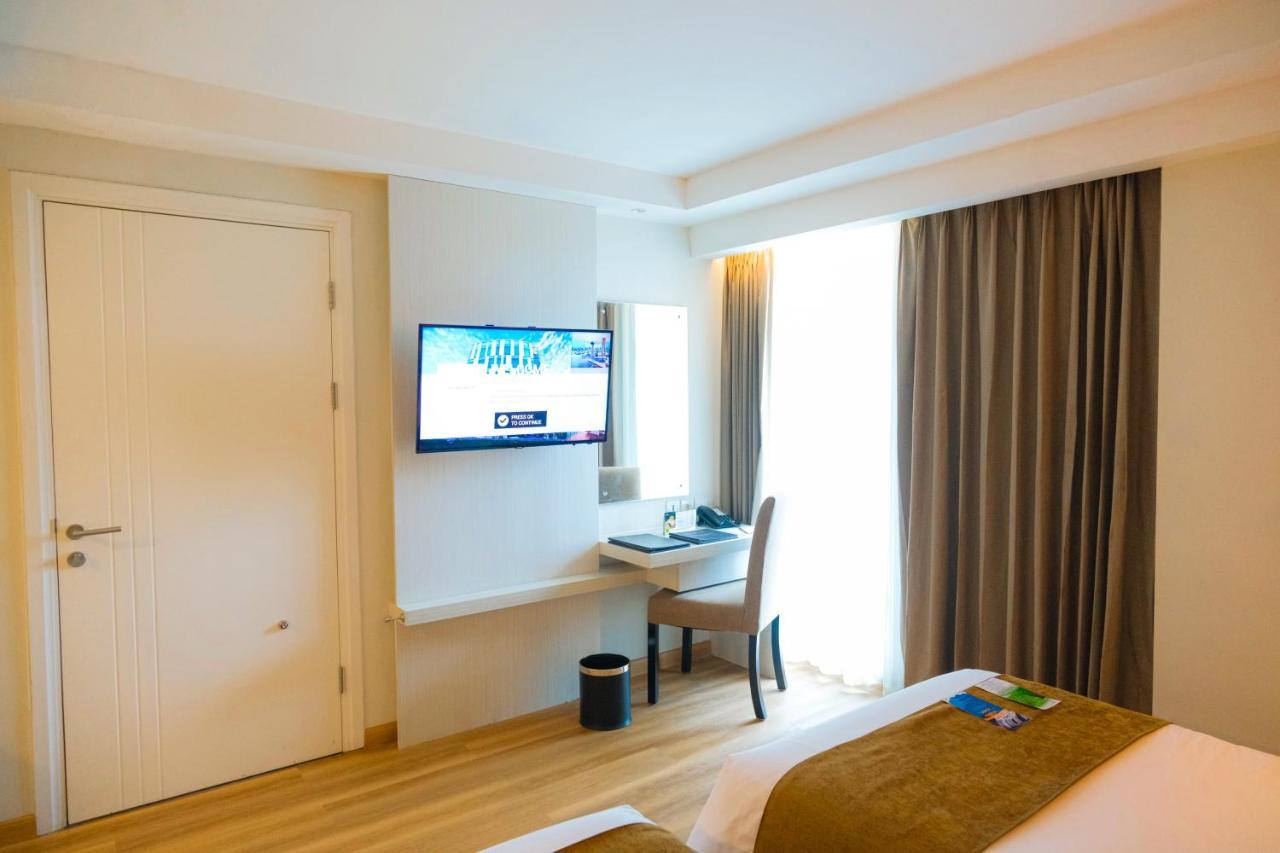 Platinum Adisucipto Hotel & Conference Center Kalasan Buitenkant foto
