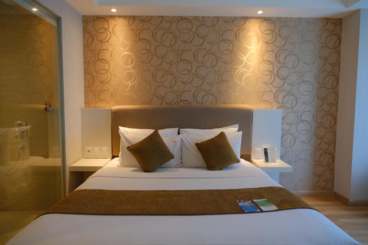 Platinum Adisucipto Hotel & Conference Center Kalasan Buitenkant foto