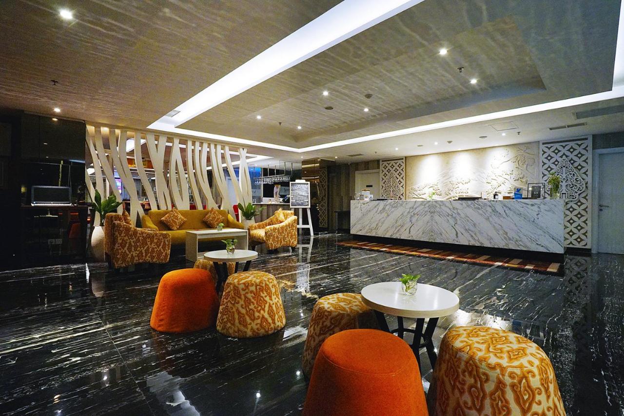 Platinum Adisucipto Hotel & Conference Center Kalasan Buitenkant foto