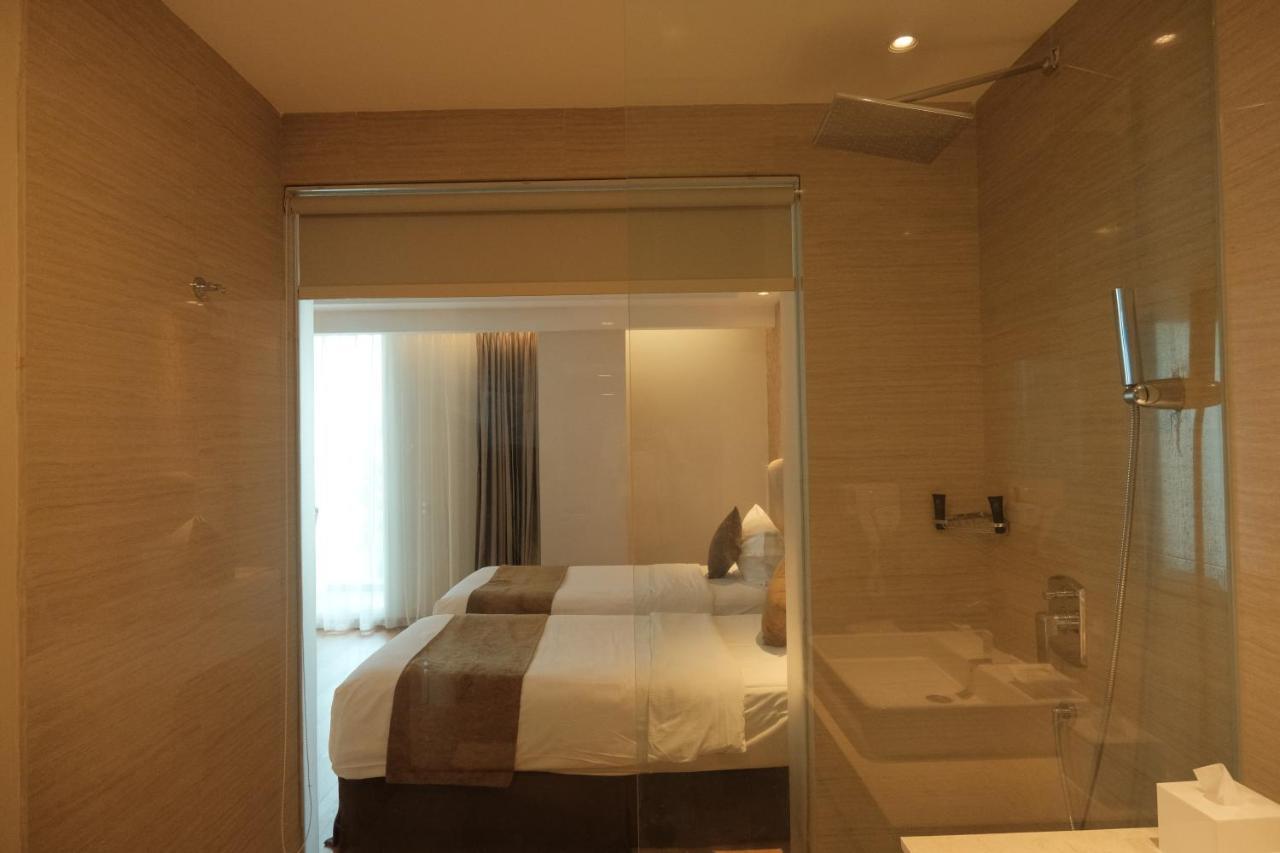 Platinum Adisucipto Hotel & Conference Center Kalasan Buitenkant foto