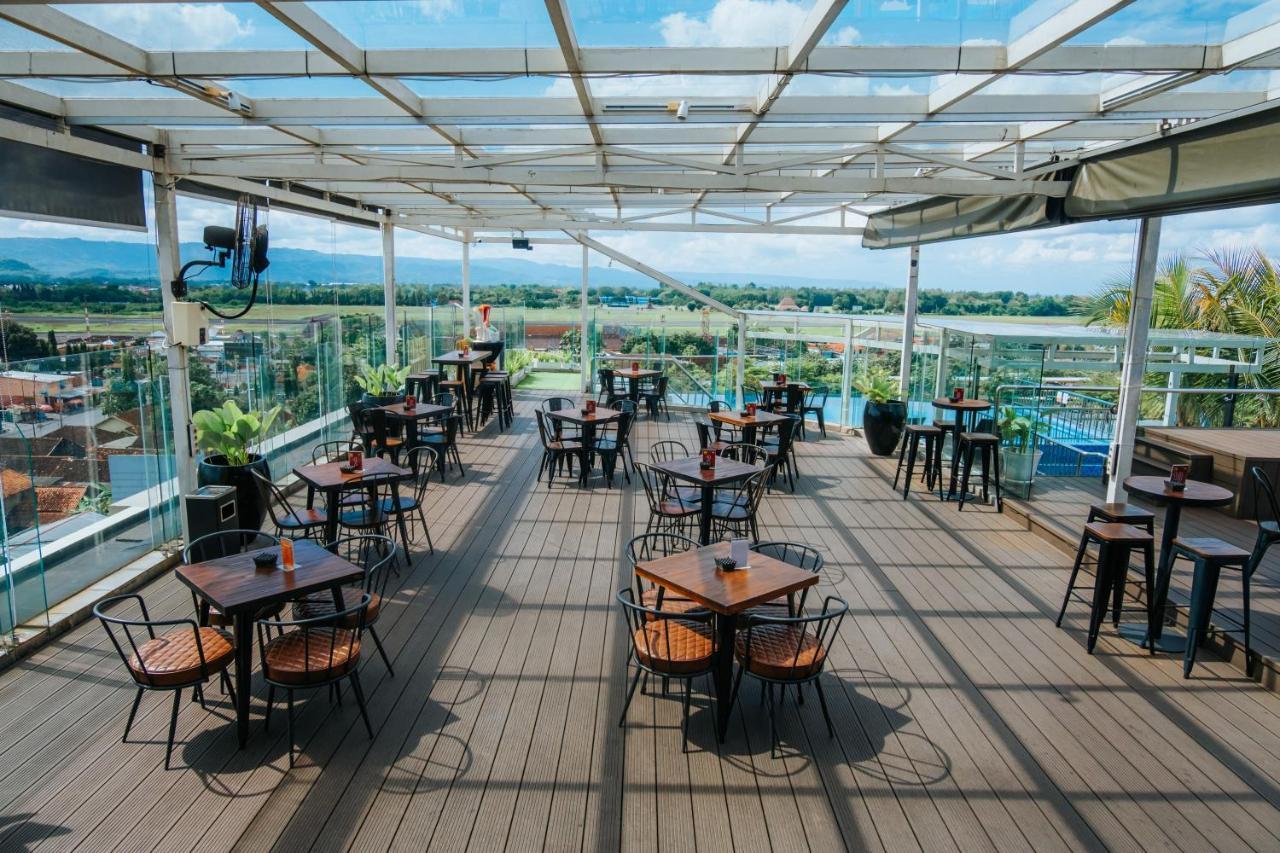 Platinum Adisucipto Hotel & Conference Center Kalasan Buitenkant foto