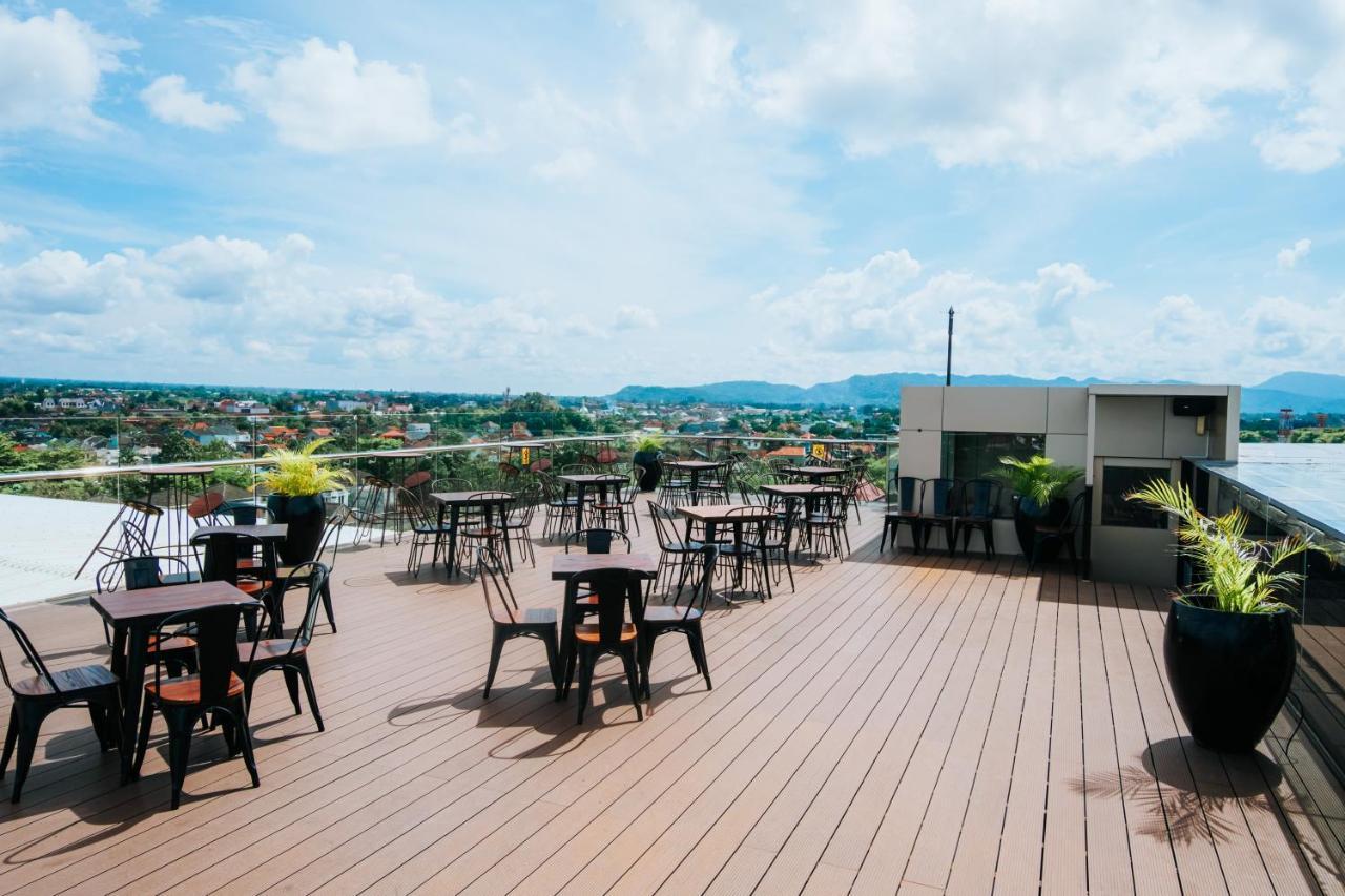 Platinum Adisucipto Hotel & Conference Center Kalasan Buitenkant foto