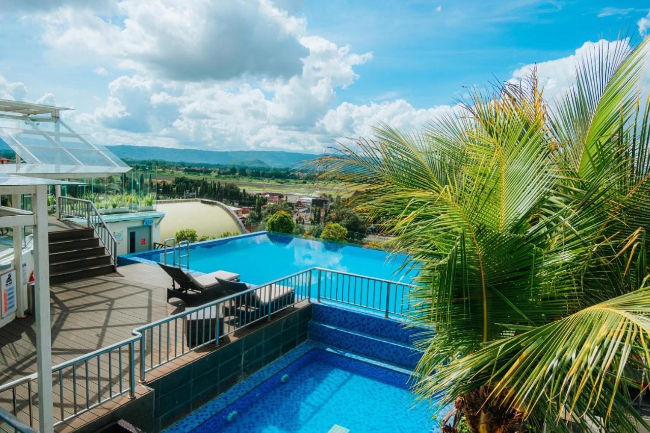 Platinum Adisucipto Hotel & Conference Center Kalasan Buitenkant foto