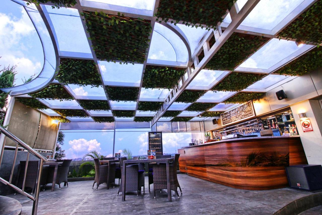 Platinum Adisucipto Hotel & Conference Center Kalasan Buitenkant foto