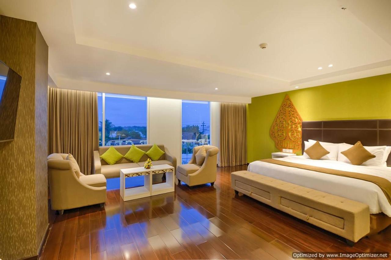 Platinum Adisucipto Hotel & Conference Center Kalasan Buitenkant foto