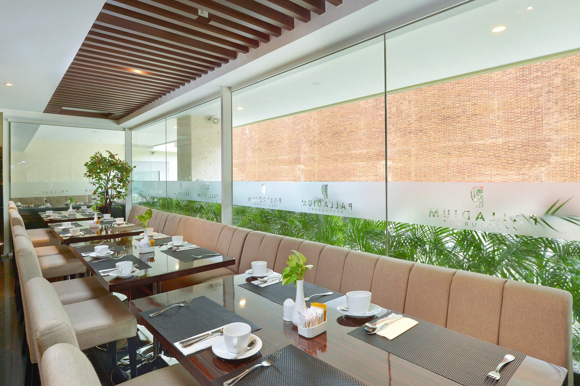 Platinum Adisucipto Hotel & Conference Center Kalasan Buitenkant foto