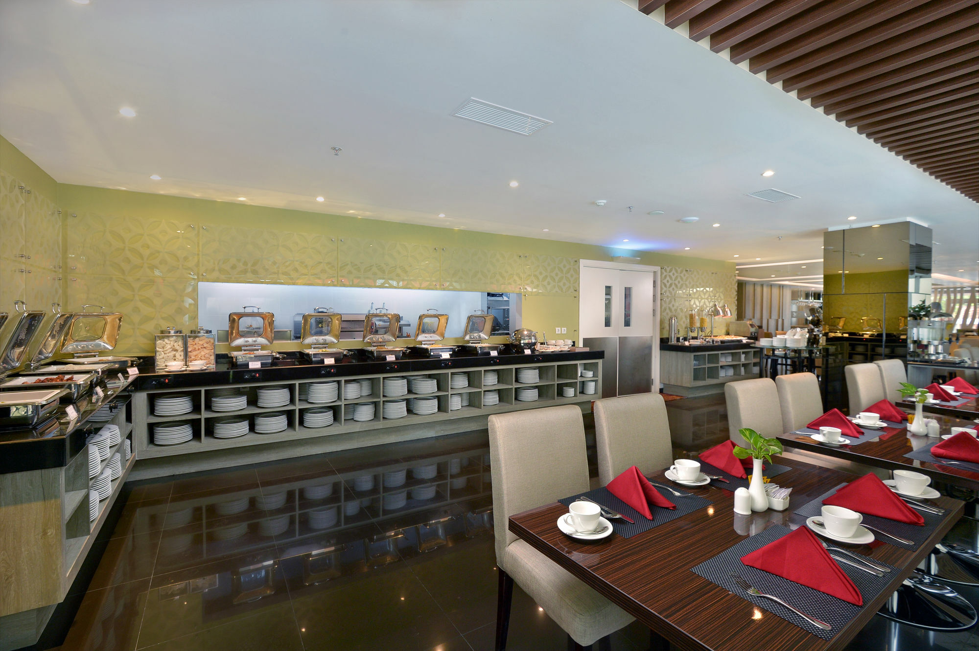 Platinum Adisucipto Hotel & Conference Center Kalasan Buitenkant foto