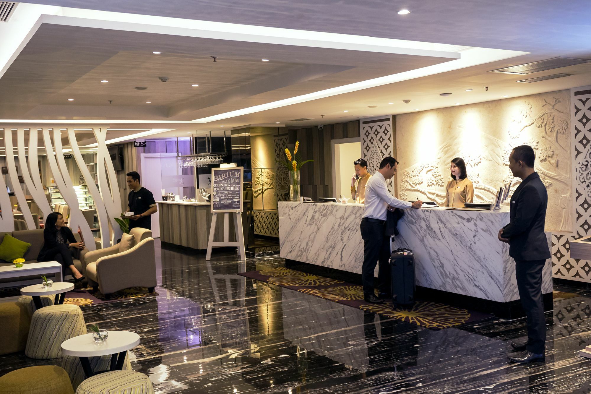 Platinum Adisucipto Hotel & Conference Center Kalasan Buitenkant foto