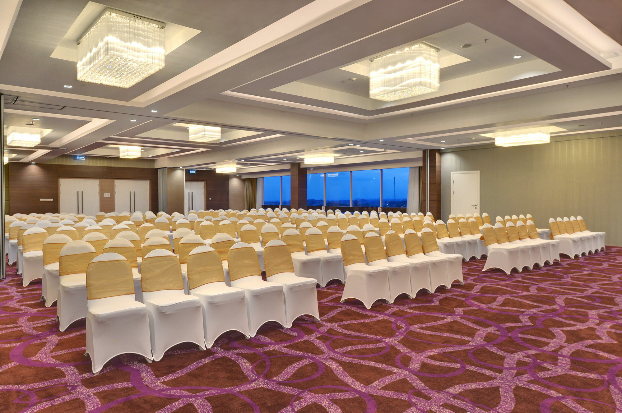 Platinum Adisucipto Hotel & Conference Center Kalasan Buitenkant foto